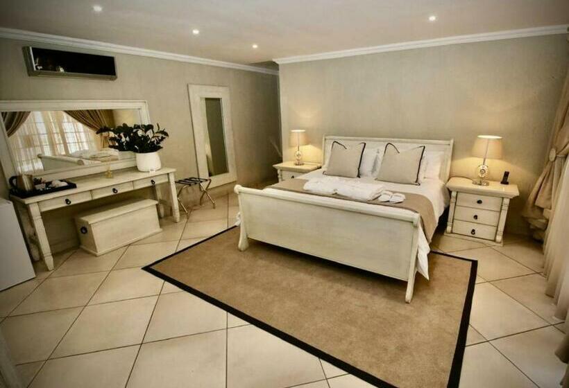 פנסיון Decollage Estate