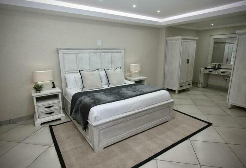 פנסיון Decollage Estate