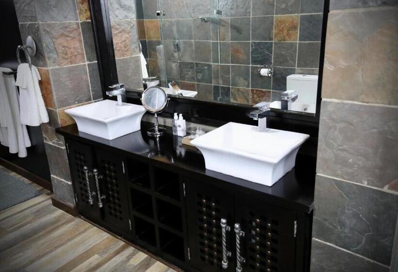 פנסיון Decollage Estate