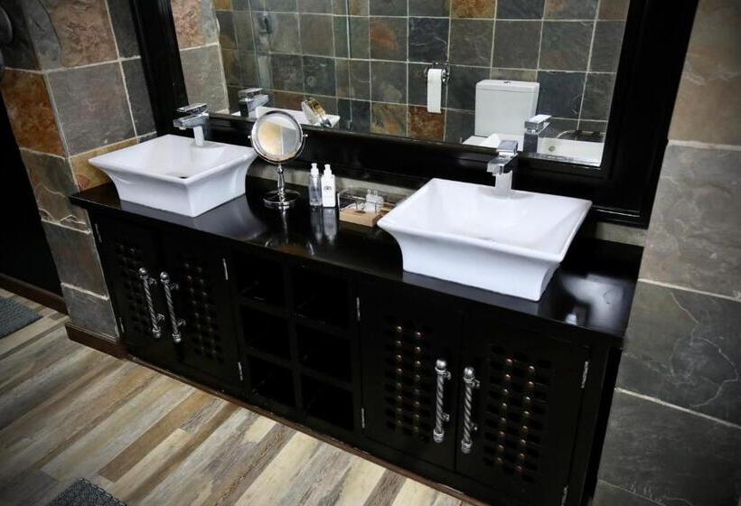 פנסיון Decollage Estate