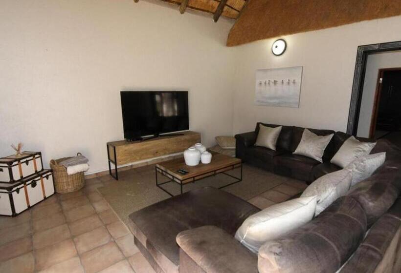 פנסיון Decollage Estate