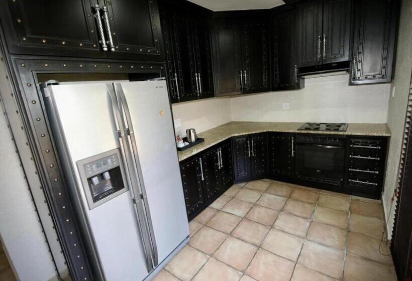 פנסיון Decollage Estate