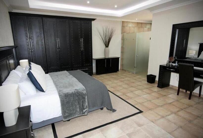 פנסיון Decollage Estate