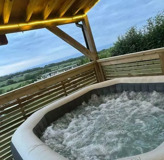 ユースホステル Angies Den   Quirky Cabin With Hot Tub & Views