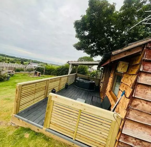 ユースホステル Angies Den   Quirky Cabin With Hot Tub & Views