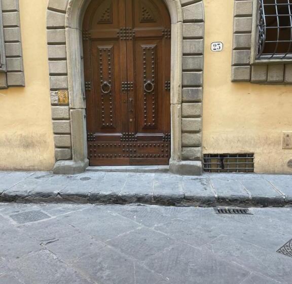 تختخواب و صبحانه Flo