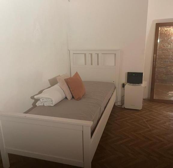 تختخواب و صبحانه Flo