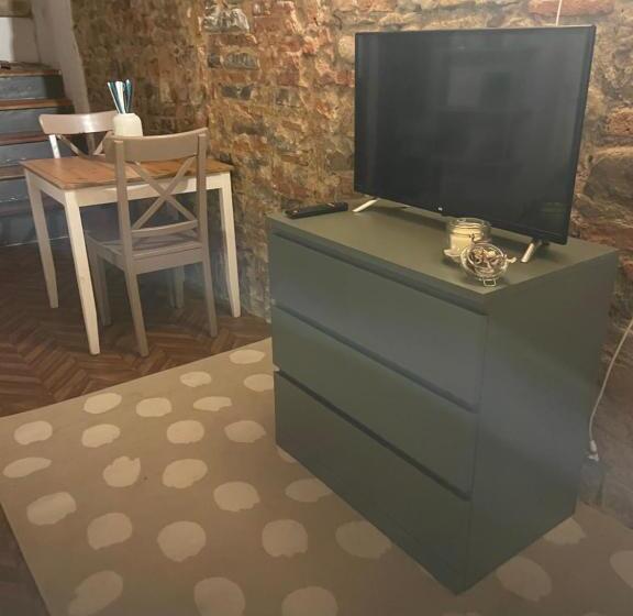 تختخواب و صبحانه Flo