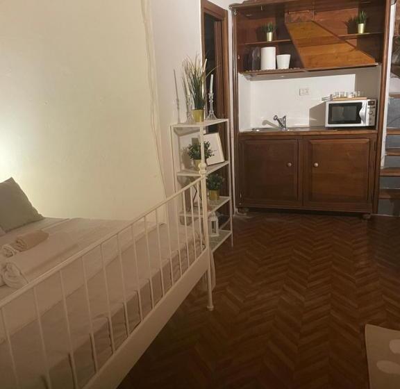 تختخواب و صبحانه Flo