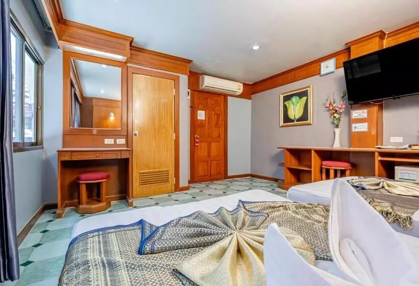 Retkeilymaja Patong Social Hotel & Restaurant