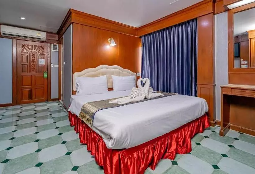 Retkeilymaja Patong Social Hotel & Restaurant