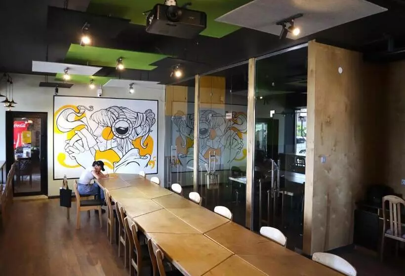 Esenin 1 Hostel & Bar