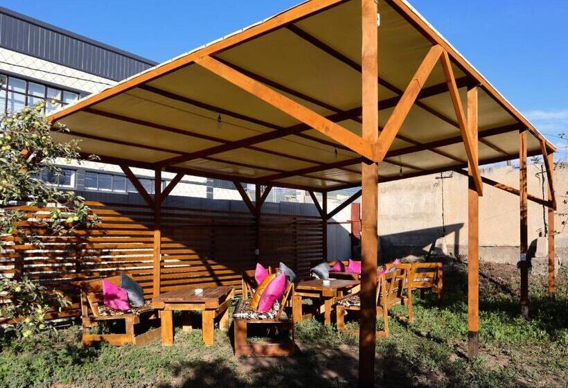 Esenin 1 Hostel & Bar