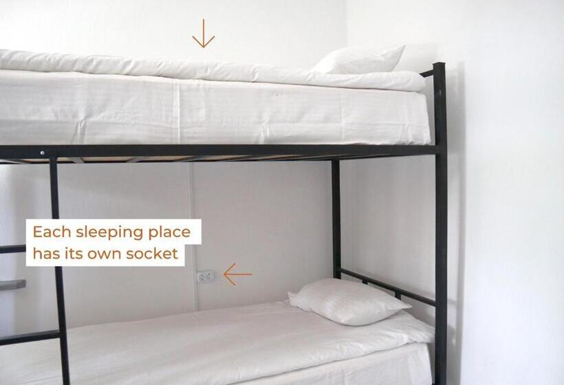 Esenin 1 Hostel & Bar