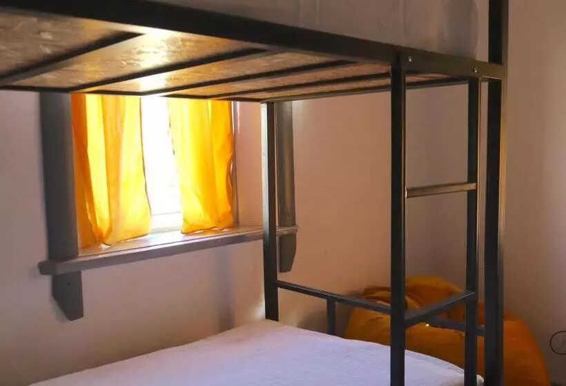 Esenin 1 Hostel & Bar