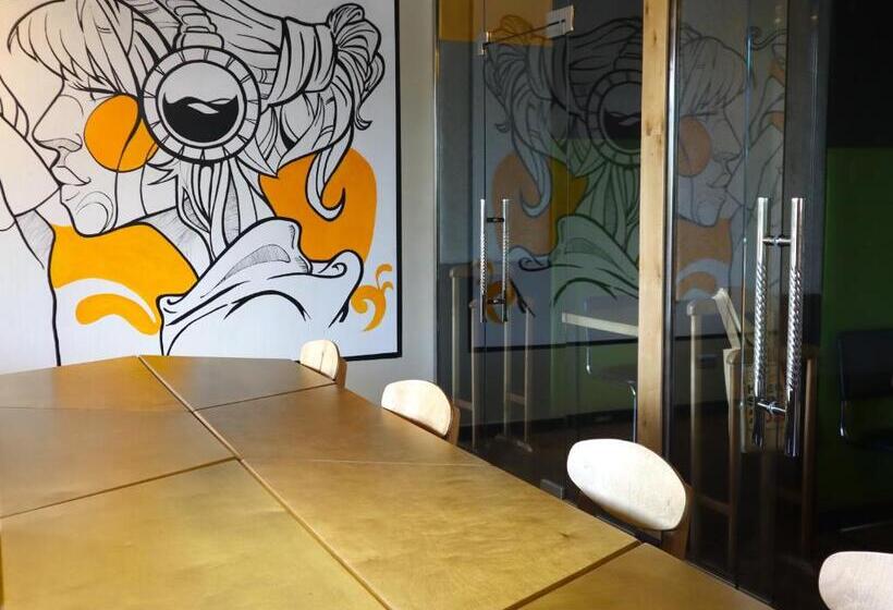 Esenin 1 Hostel & Bar