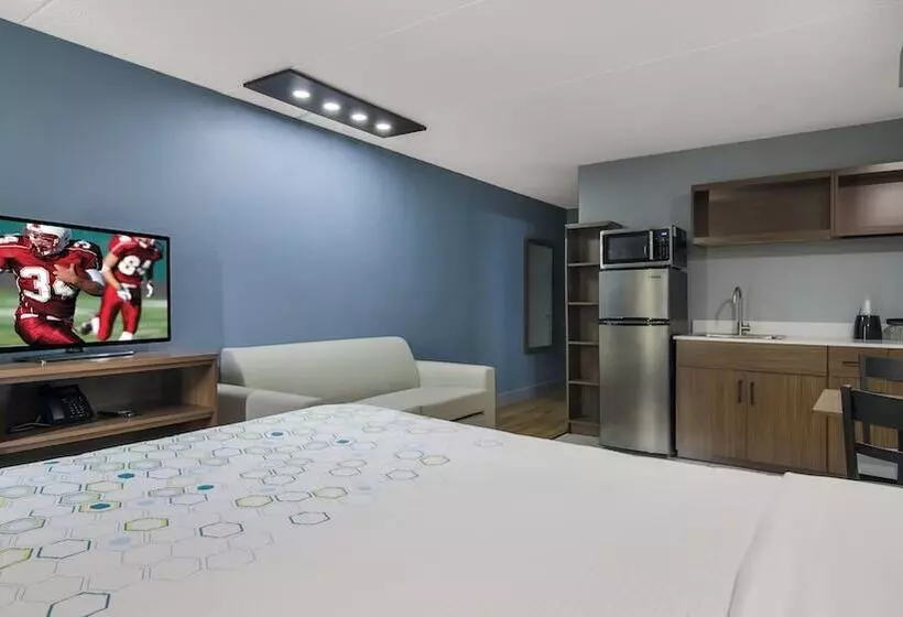 Hotelli Hometowne Studios By Red Roof And Conference Center Chicago N Aurora Naperville