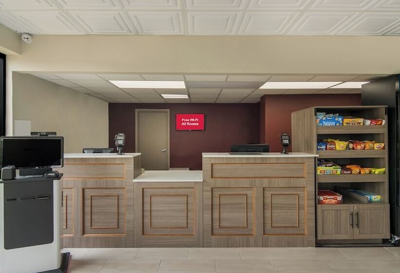 Otel Hometowne Studios By Red Roof And Conference Center Chicago N Aurora Naperville