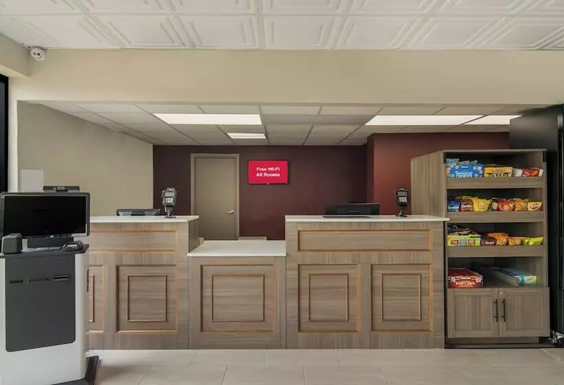 Hotelli Hometowne Studios By Red Roof And Conference Center Chicago N Aurora Naperville