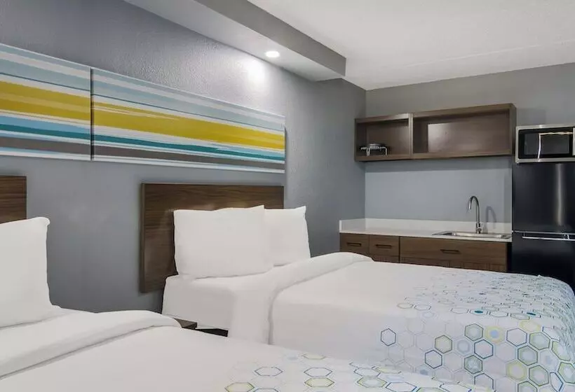 Hotelli Hometowne Studios By Red Roof And Conference Center Chicago N Aurora Naperville