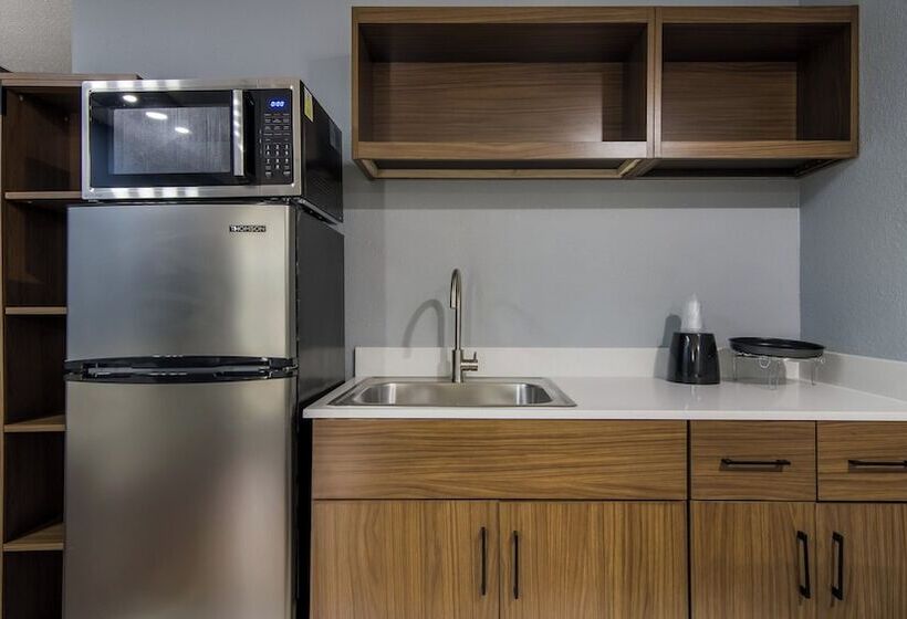 Otel Hometowne Studios By Red Roof And Conference Center Chicago N Aurora Naperville