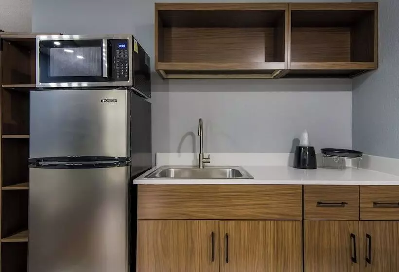 Hotelli Hometowne Studios By Red Roof And Conference Center Chicago N Aurora Naperville