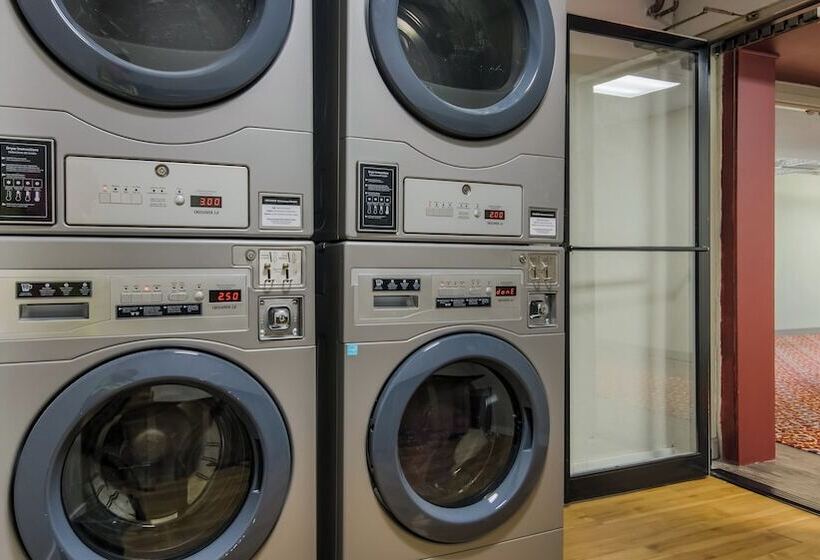 Otel Hometowne Studios By Red Roof And Conference Center Chicago N Aurora Naperville