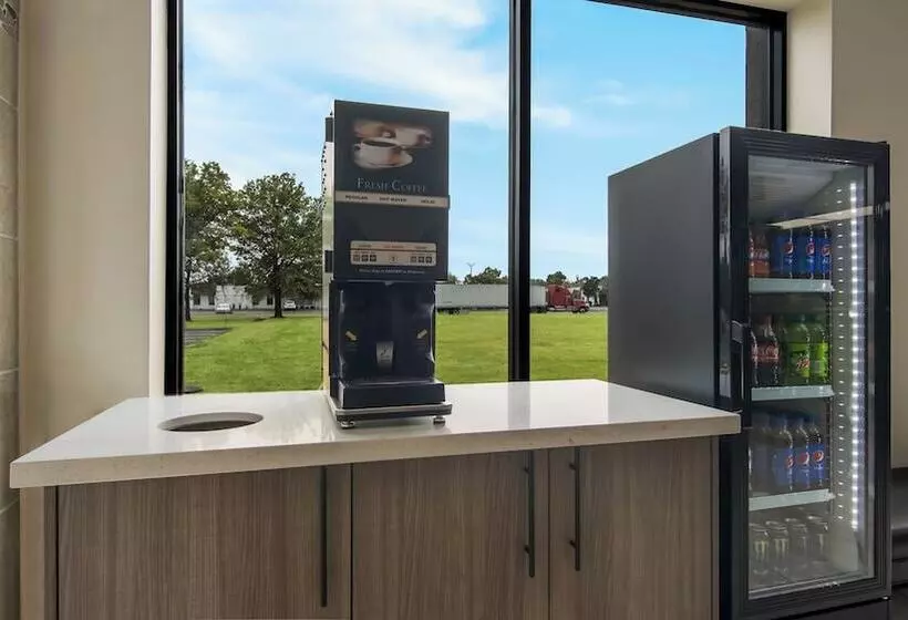 Hotelli Hometowne Studios By Red Roof And Conference Center Chicago N Aurora Naperville