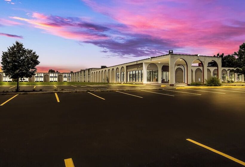 Otel Hometowne Studios By Red Roof And Conference Center Chicago N Aurora Naperville