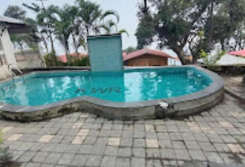 Отель Kaas Woods Resort, Satara