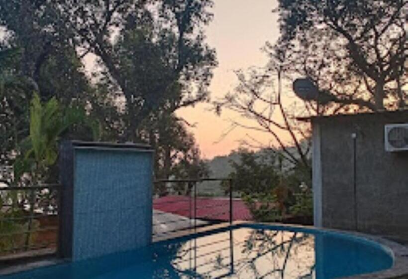 Отель Kaas Woods Resort, Satara