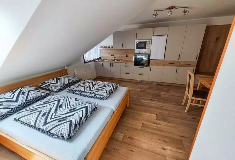 Retkeilymaja Malostranská Restaurace