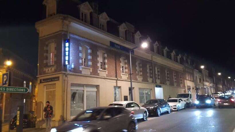 Отель Hôtel Le Saint Quentin