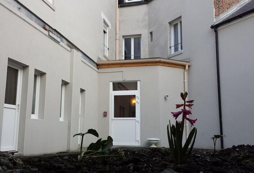 Отель Hôtel Le Saint Quentin