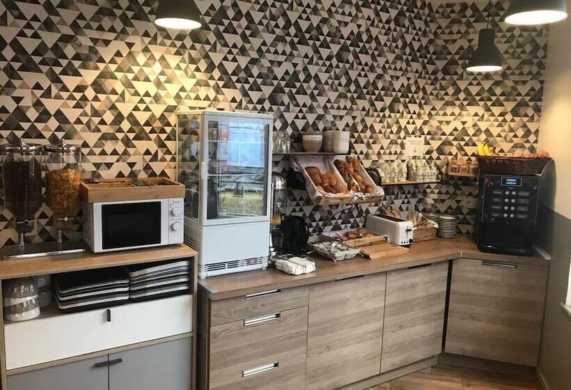 Отель Hôtel Le Saint Quentin