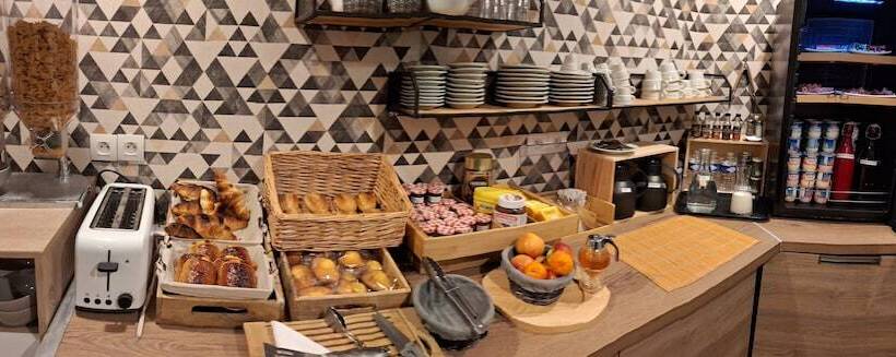 Отель Hôtel Le Saint Quentin