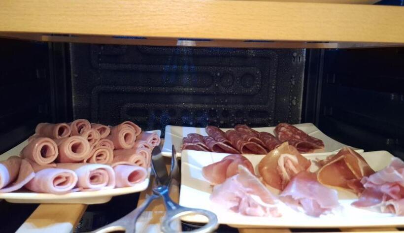 Отель Hôtel Le Saint Quentin