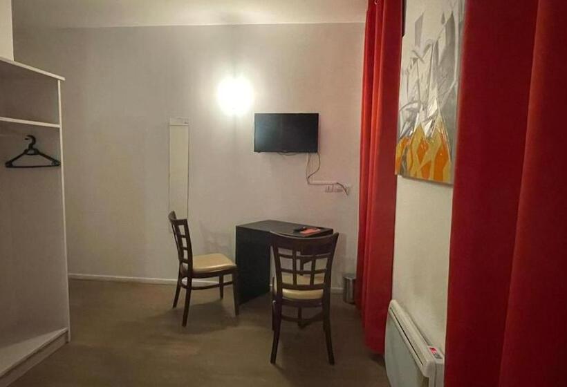 Отель Hôtel Le Saint Quentin