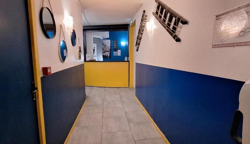 Отель Hôtel Le Saint Quentin