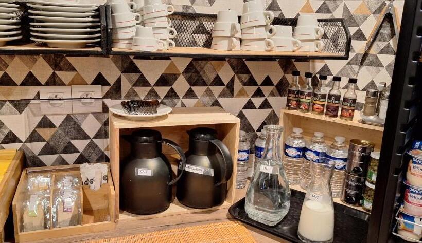 Отель Hôtel Le Saint Quentin