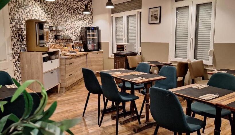 Отель Hôtel Le Saint Quentin