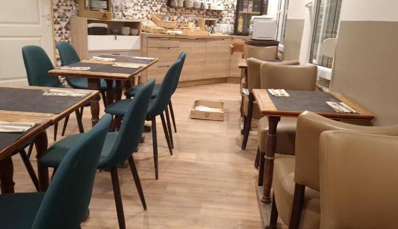 Отель Hôtel Le Saint Quentin