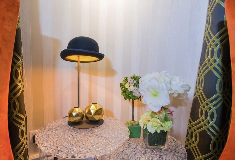 هتل Madera Hollywood