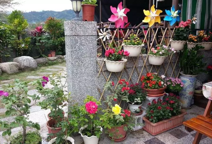تختخواب و صبحانه Rose Garden Homestay