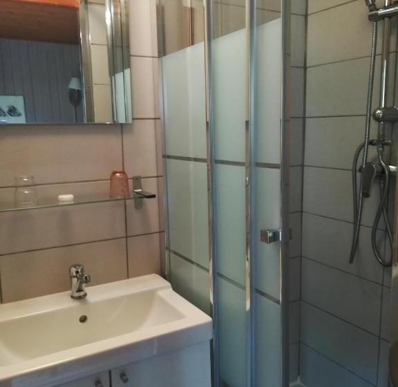 هتل Hôtel Du Lac Des Confins