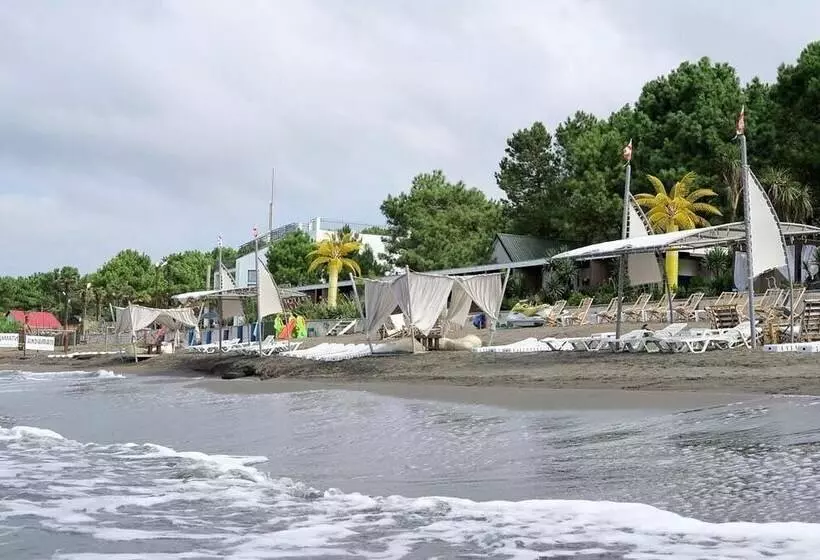 هتل Andamati Beach Resort