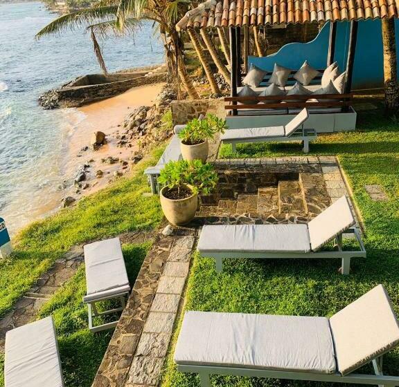Let’s Sea Beach Front Hostel Unawatuna