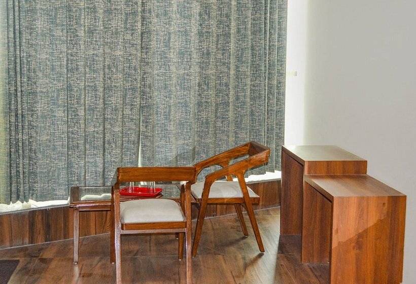 Fabhotel The Golf Inn