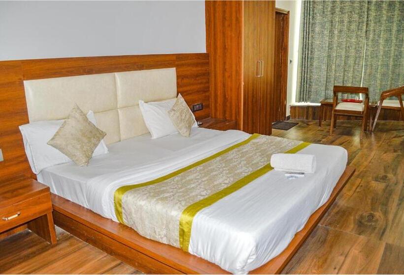 Fabhotel The Golf Inn