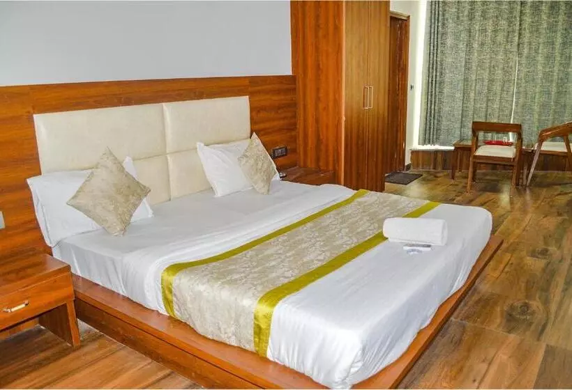 Fabhotel The Golf Inn